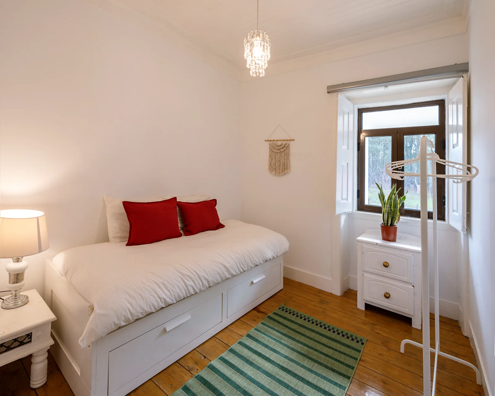 Quiet bedroom with daybed and warm natural textures