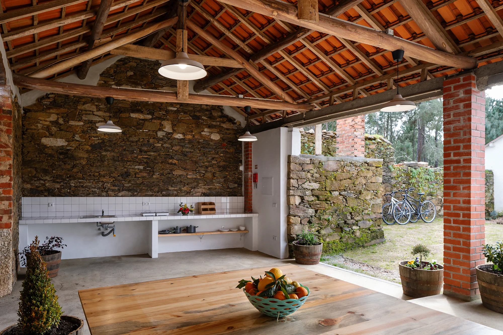 Outdoor kitchen and barbecue area at Quinta Chaouen