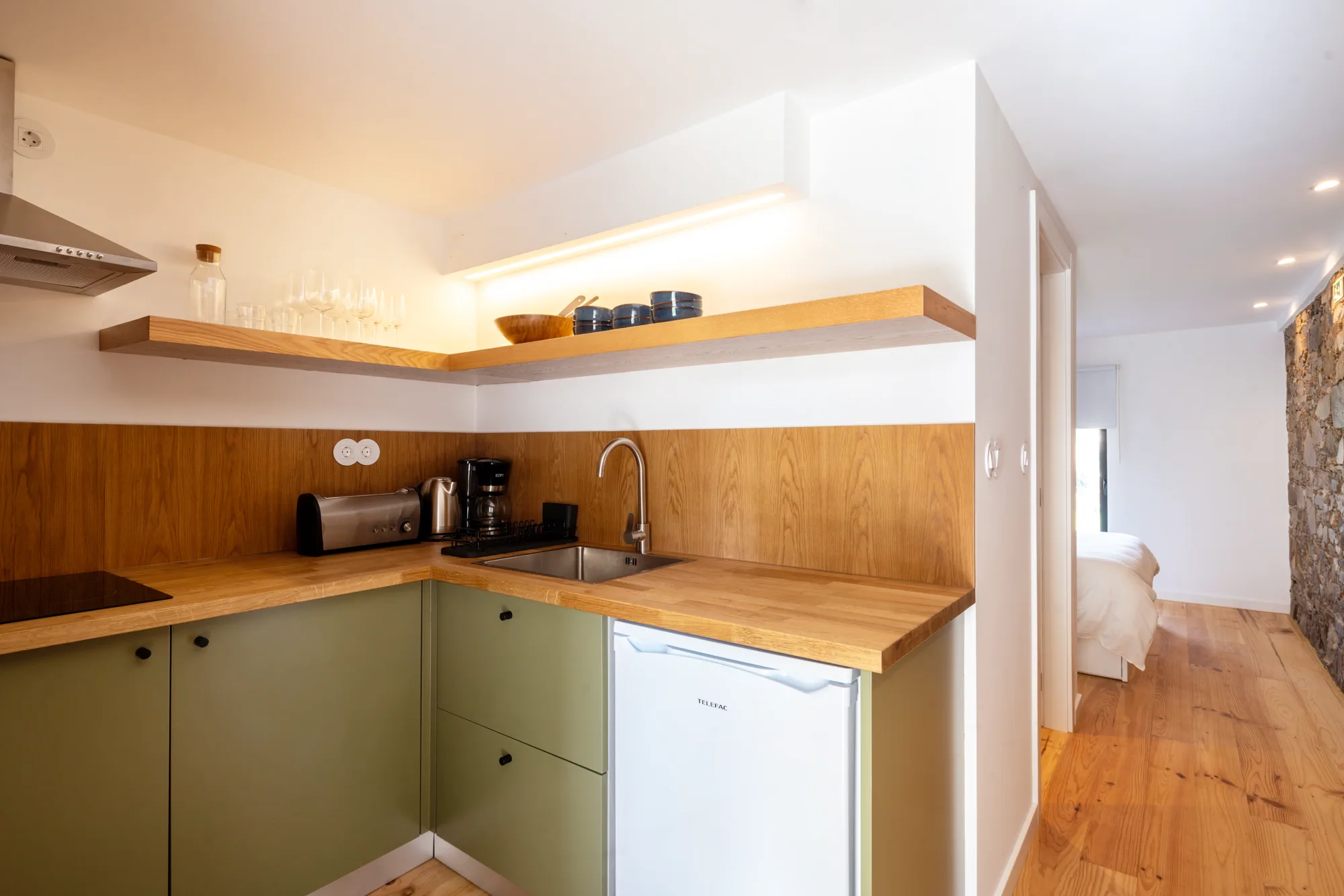 Bright studio suite with bed and kitchenette